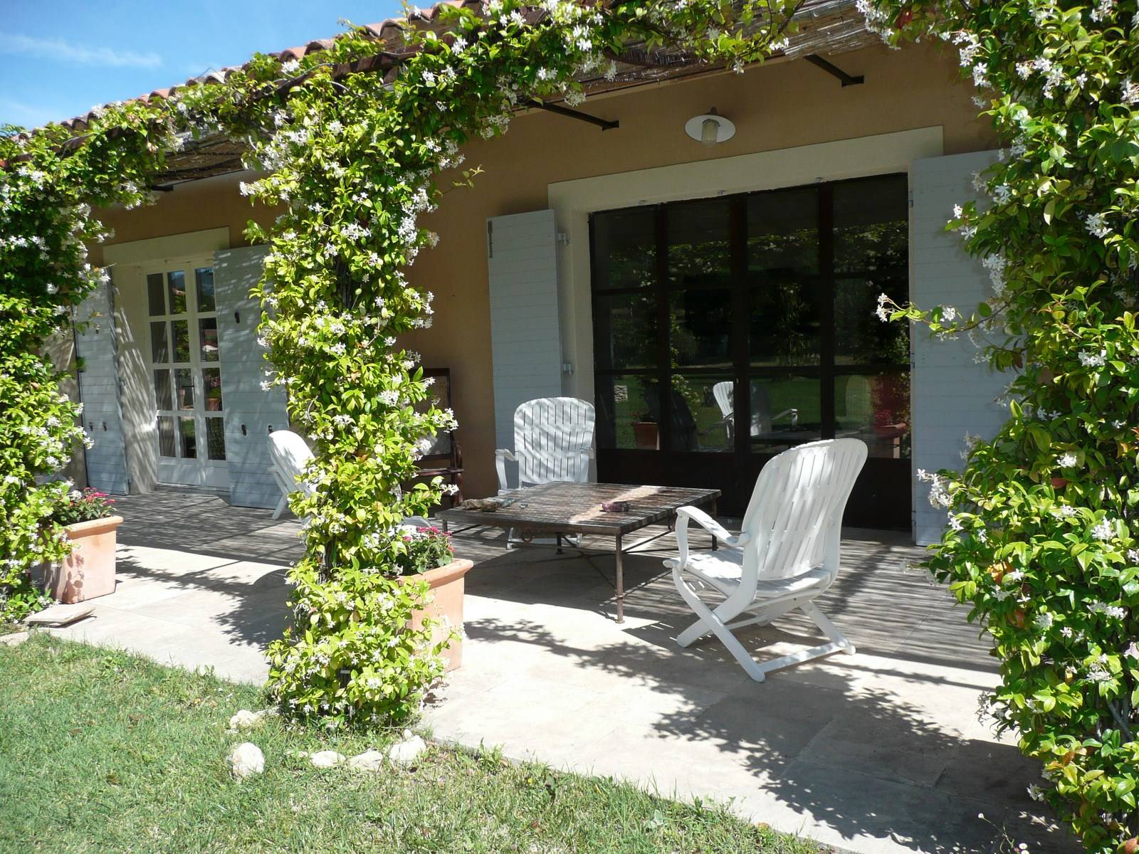 Villa de plain pied avec jardin et piscine en vente à Menerbes