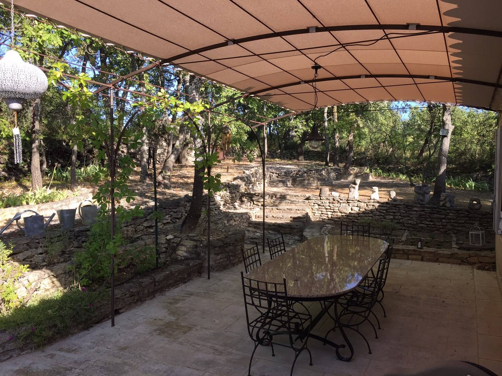 Vaste terrasse dans cette maison de plain-pied à vendre à Lacoste