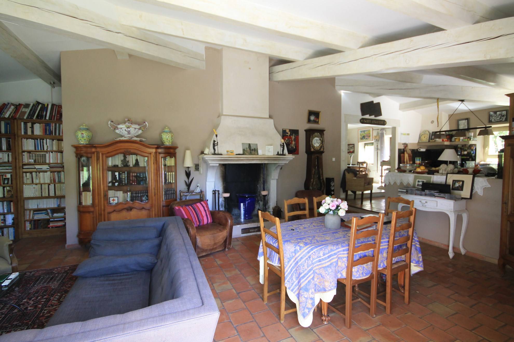 Salon avec cheminée dans cette maison de plain pied à vendre à Menerebs