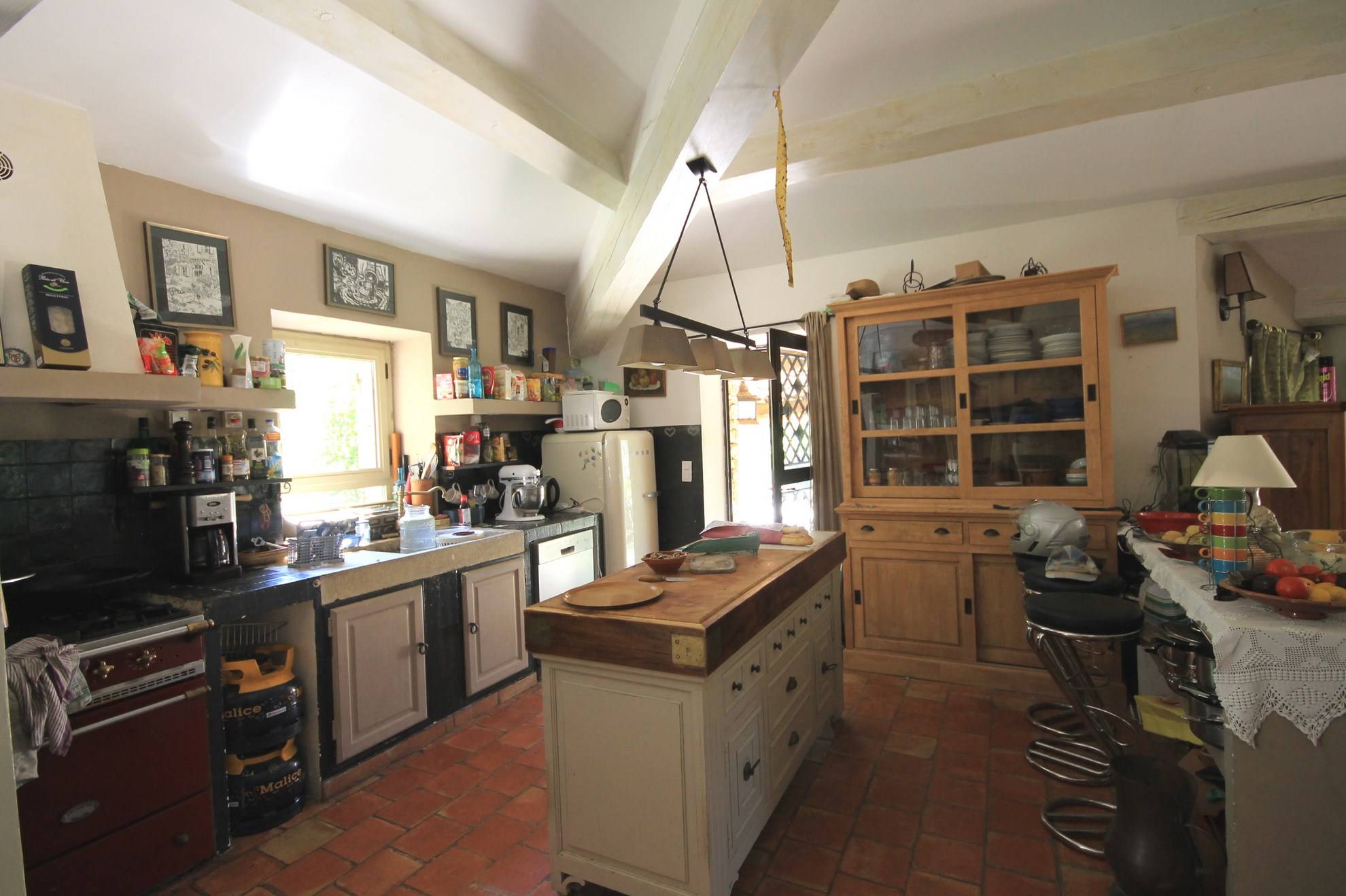 Maison de plain-pied en pierre à vendre à Ménerbes avec vue et piscine couverte