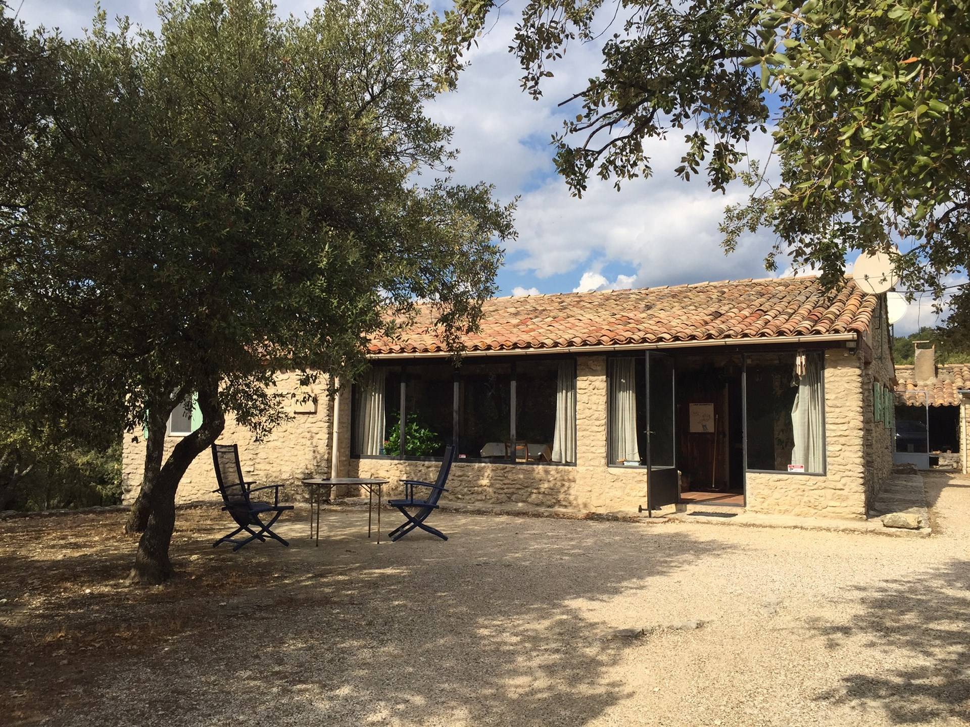 Maison de plain-pied en pierre en vente à Gordes