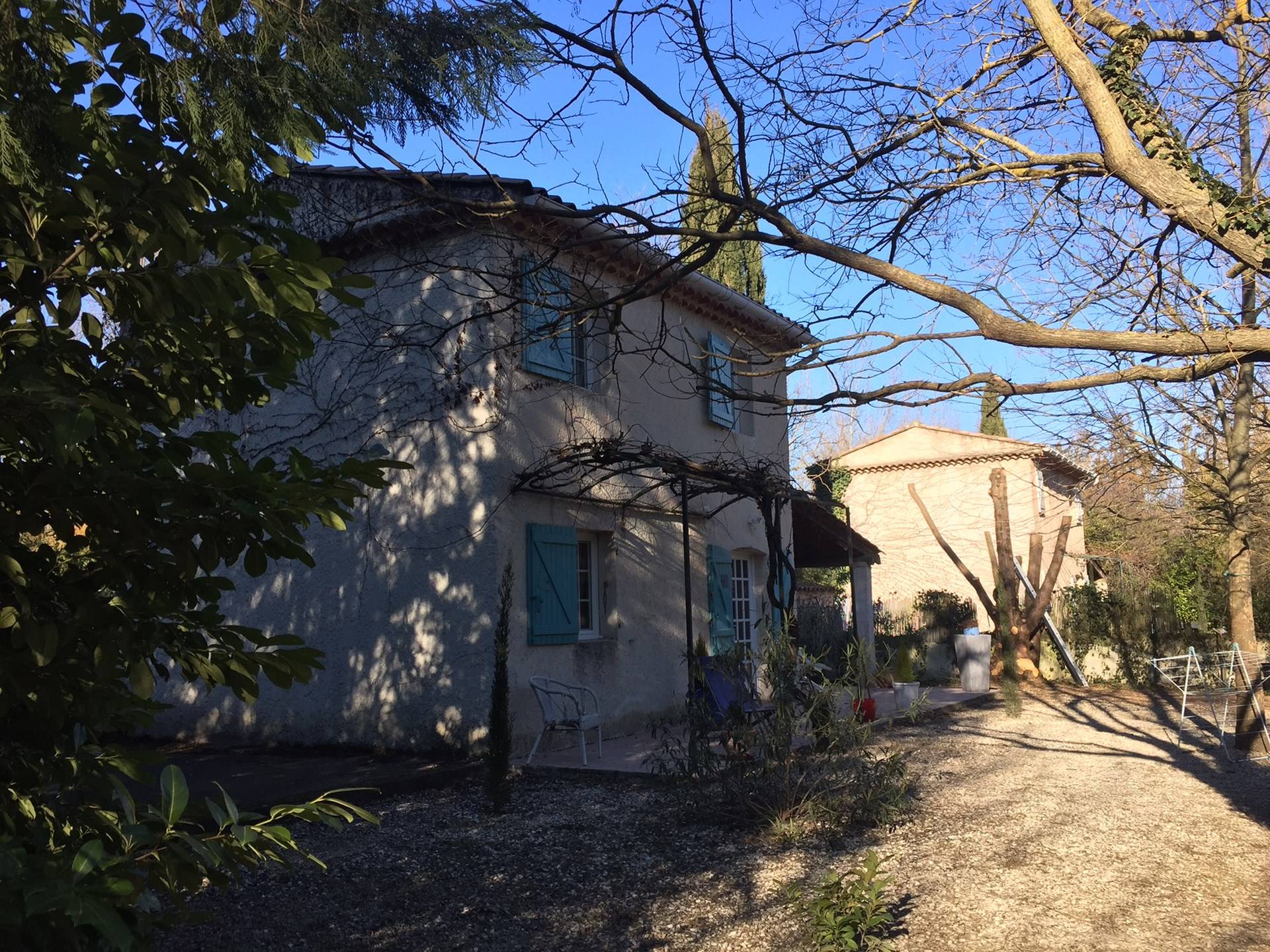 Propriété à la vente avec 3 maisons indépendantes