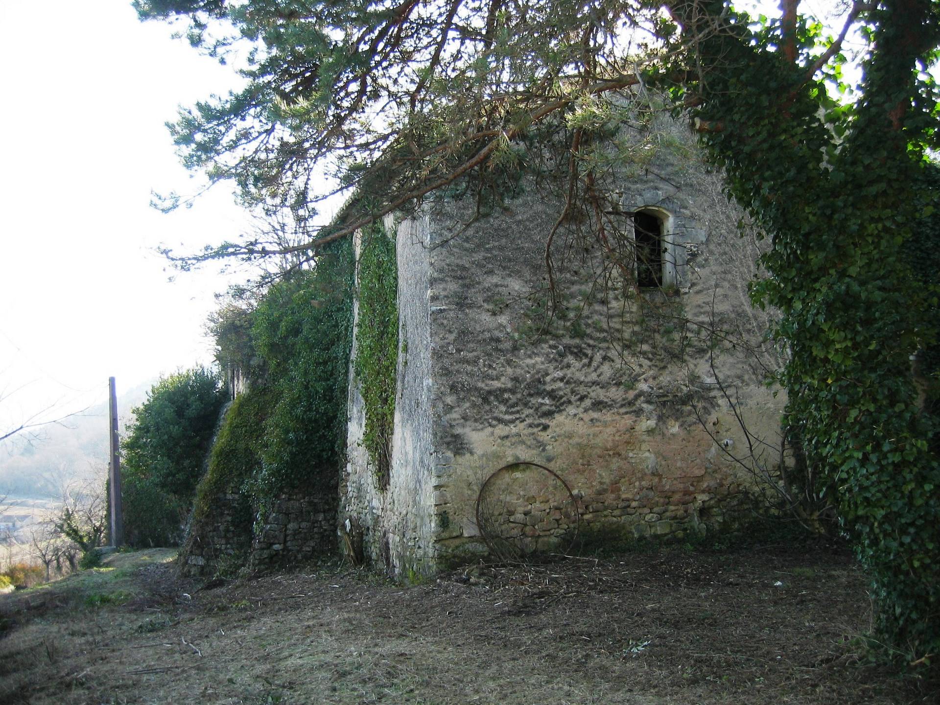 A rénover ferme ancienne dans le village de Menerbes