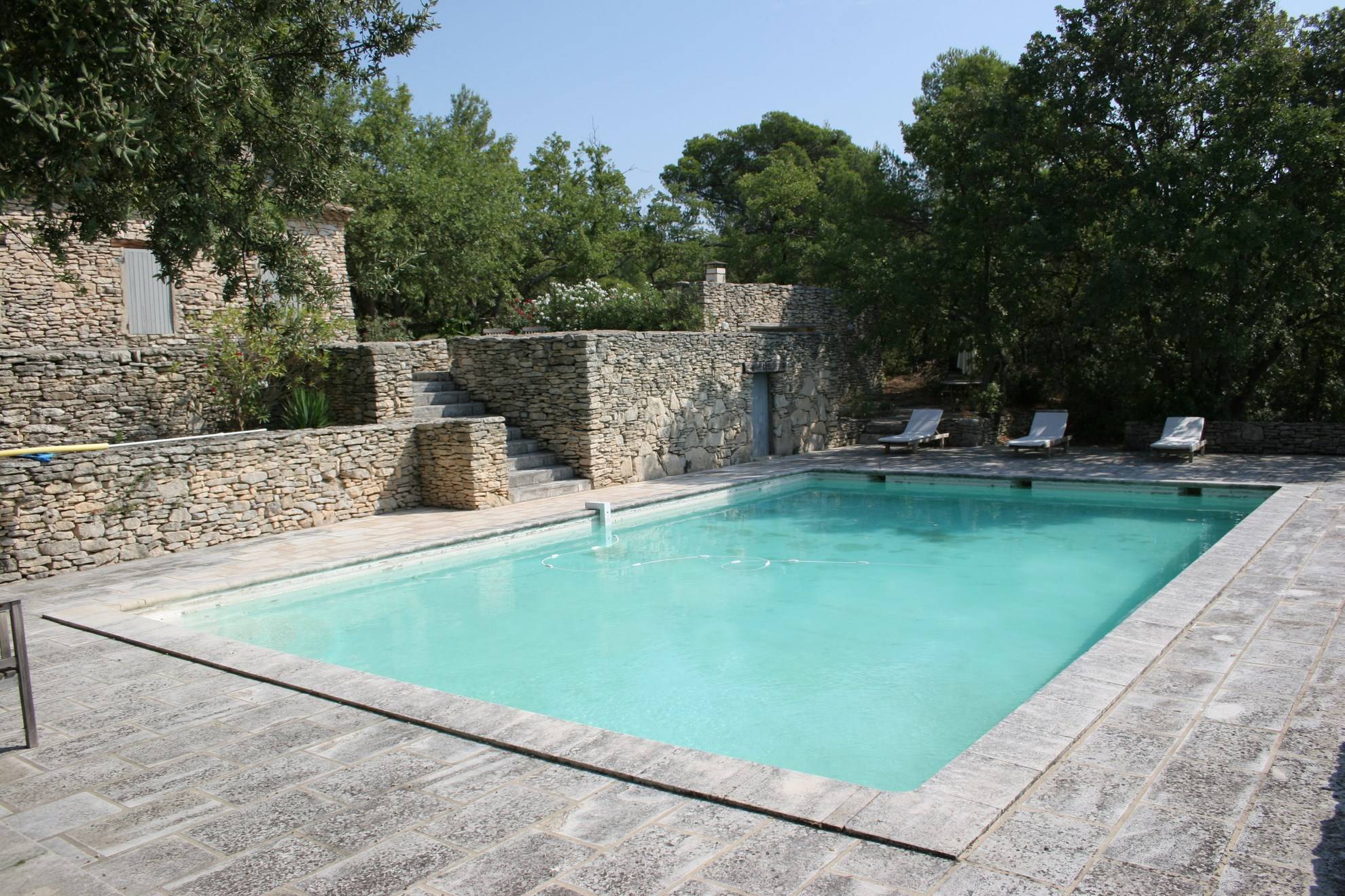 Gordes maison contemporaine en pierre à vendre avec une belle