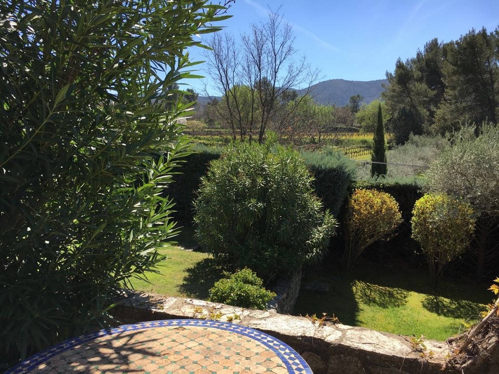Propriété à vendre à menerbes avec belle vue sur les vignes et le Luberon