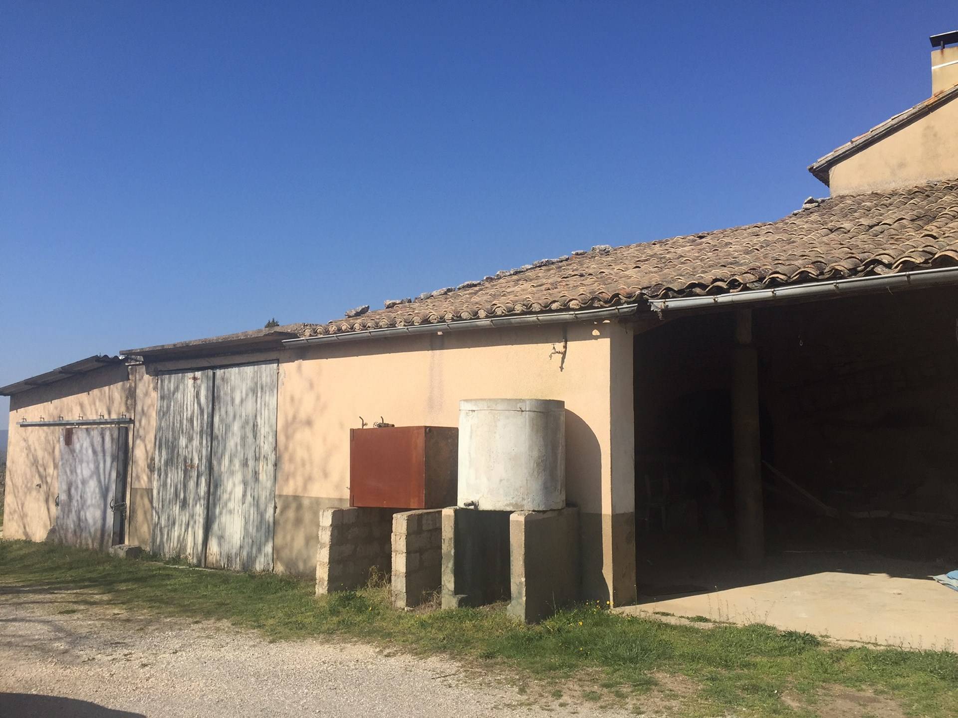 Grandes dépendances dans cette ancienne magnanerie à la vente dans le Luberon