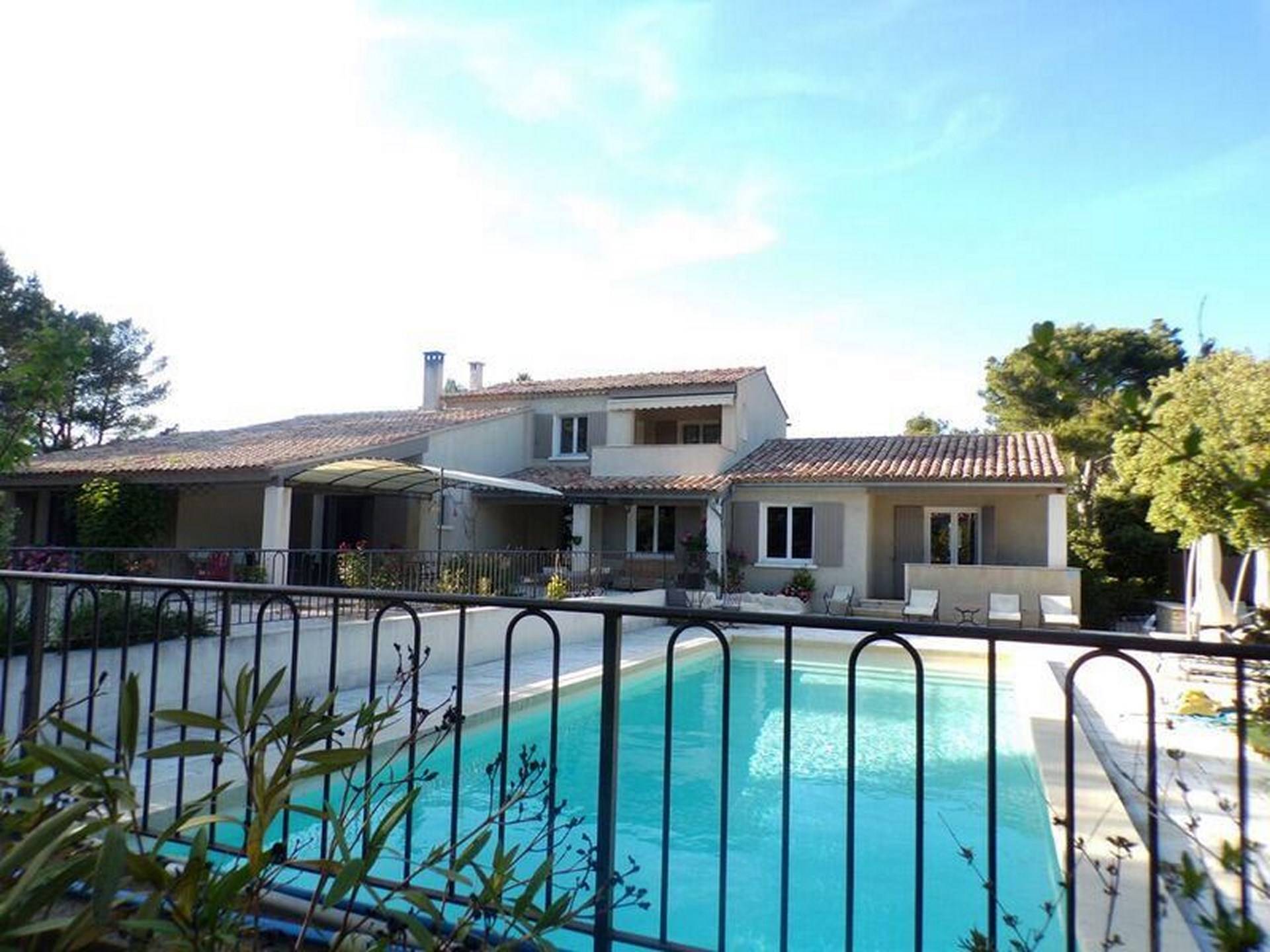 A vendre près d'Avignon villa avec 2 gites