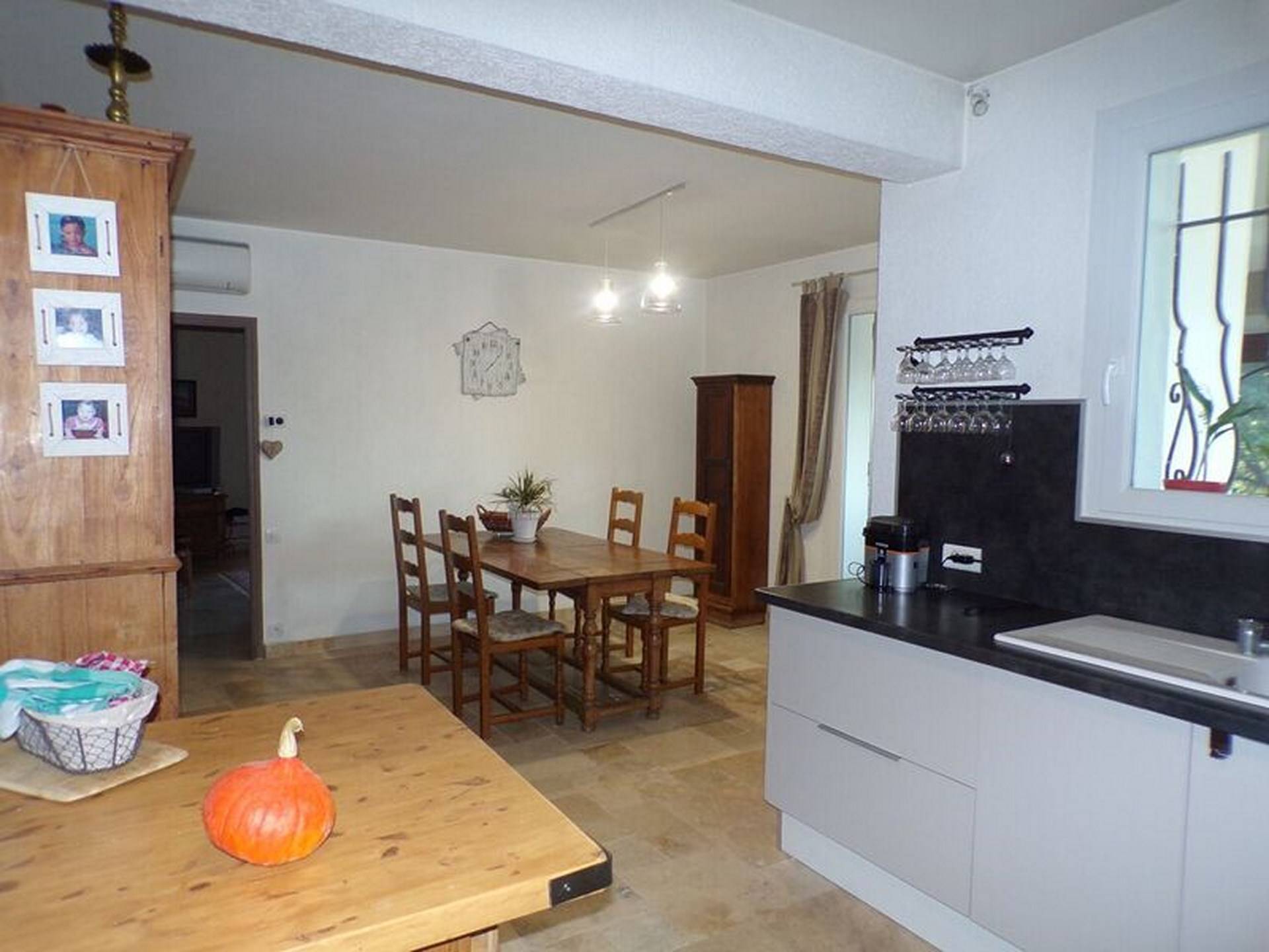 Villa à vendre dans le Luberon avec jardin piscine et 2 gites sur la colline St Jacques à Cavaillon