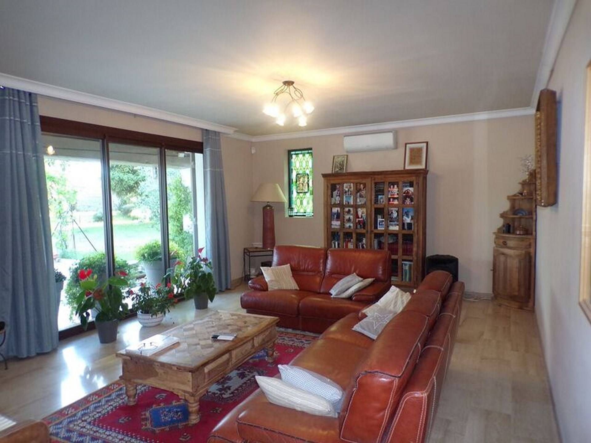 Villa à vendre dans le Luberon avec jardin piscine et 2 gites sur la colline St Jacques à Cavaillon