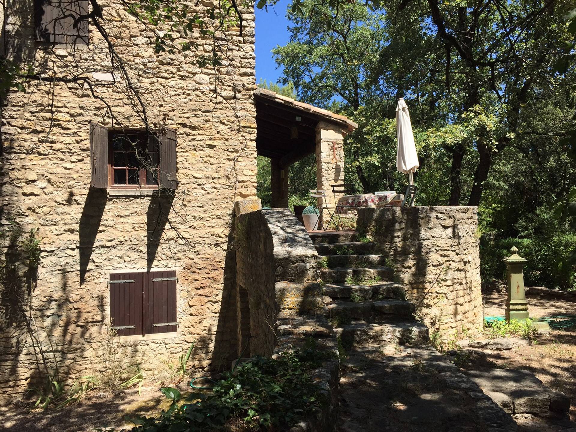 Maison en Pierre à vendre à Menerbes avec un jardin arboré et une piscine