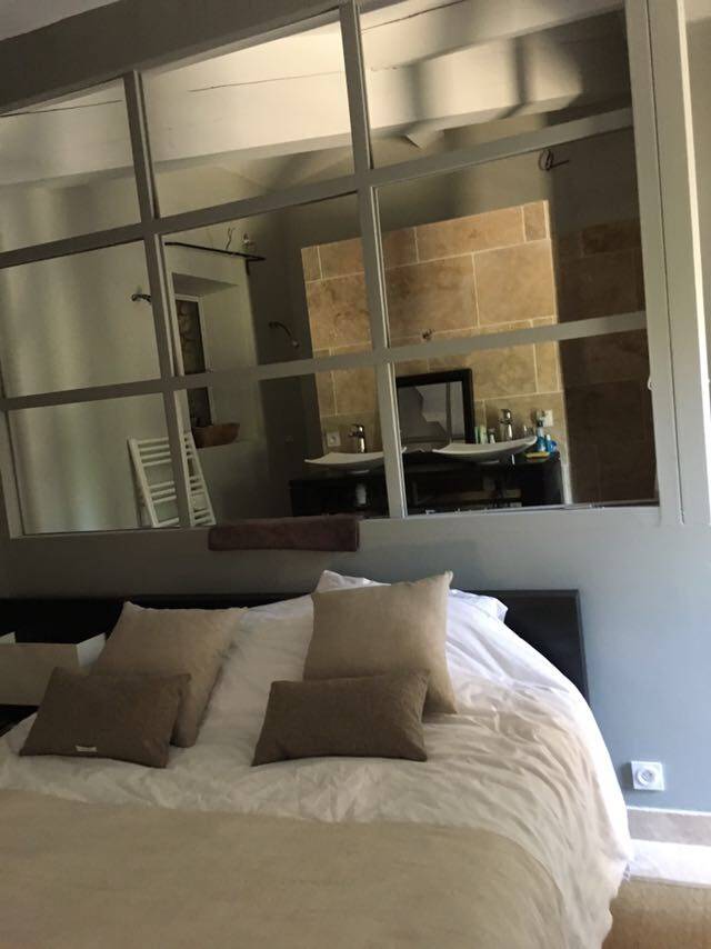 Bergerie en pierre rénovée à vendre à Menerbes avec une superbe vue