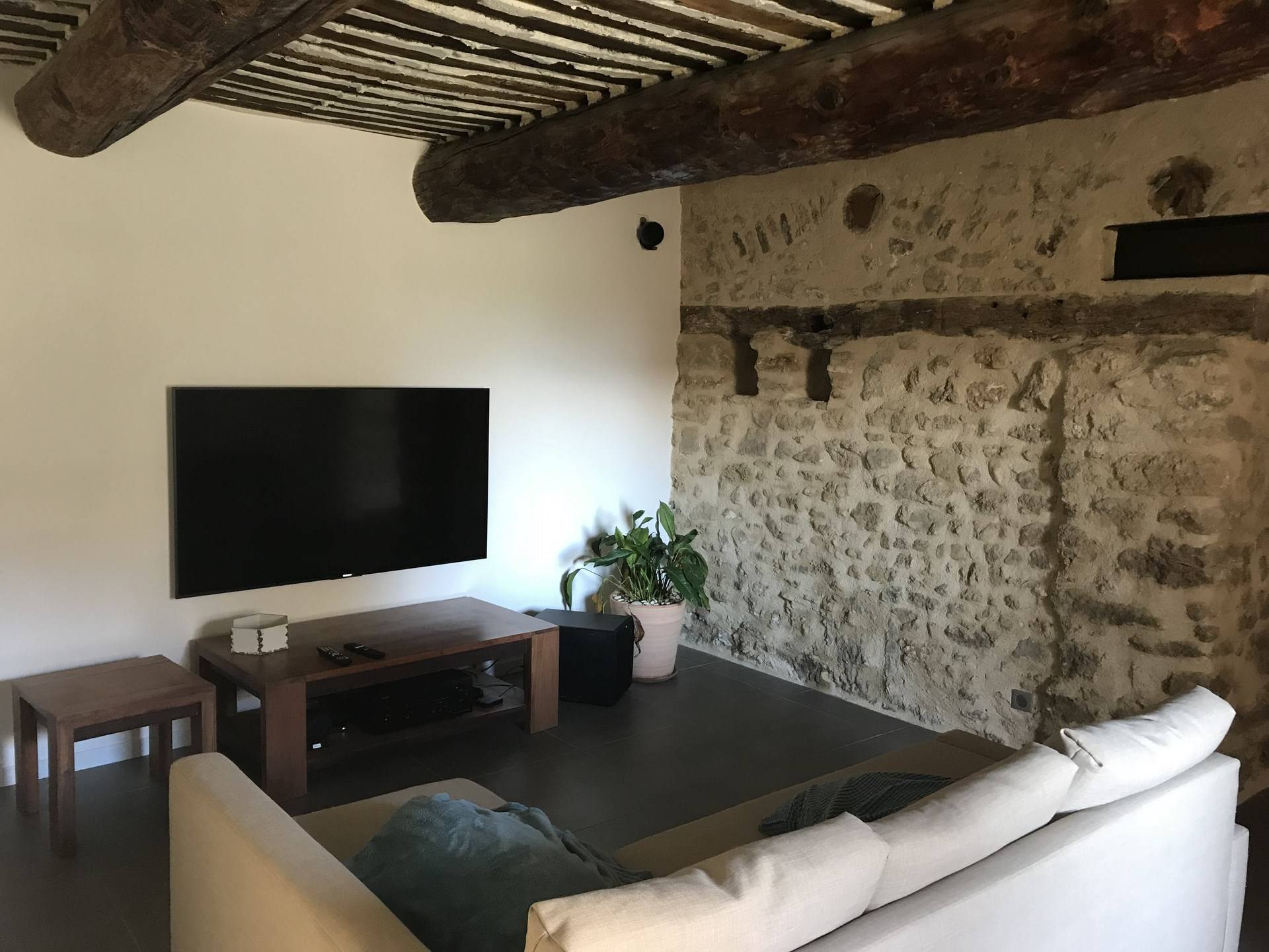 Mas entièrement restauré à la vente proche de l'Isle sur la Sorgue avec jardin et piscine