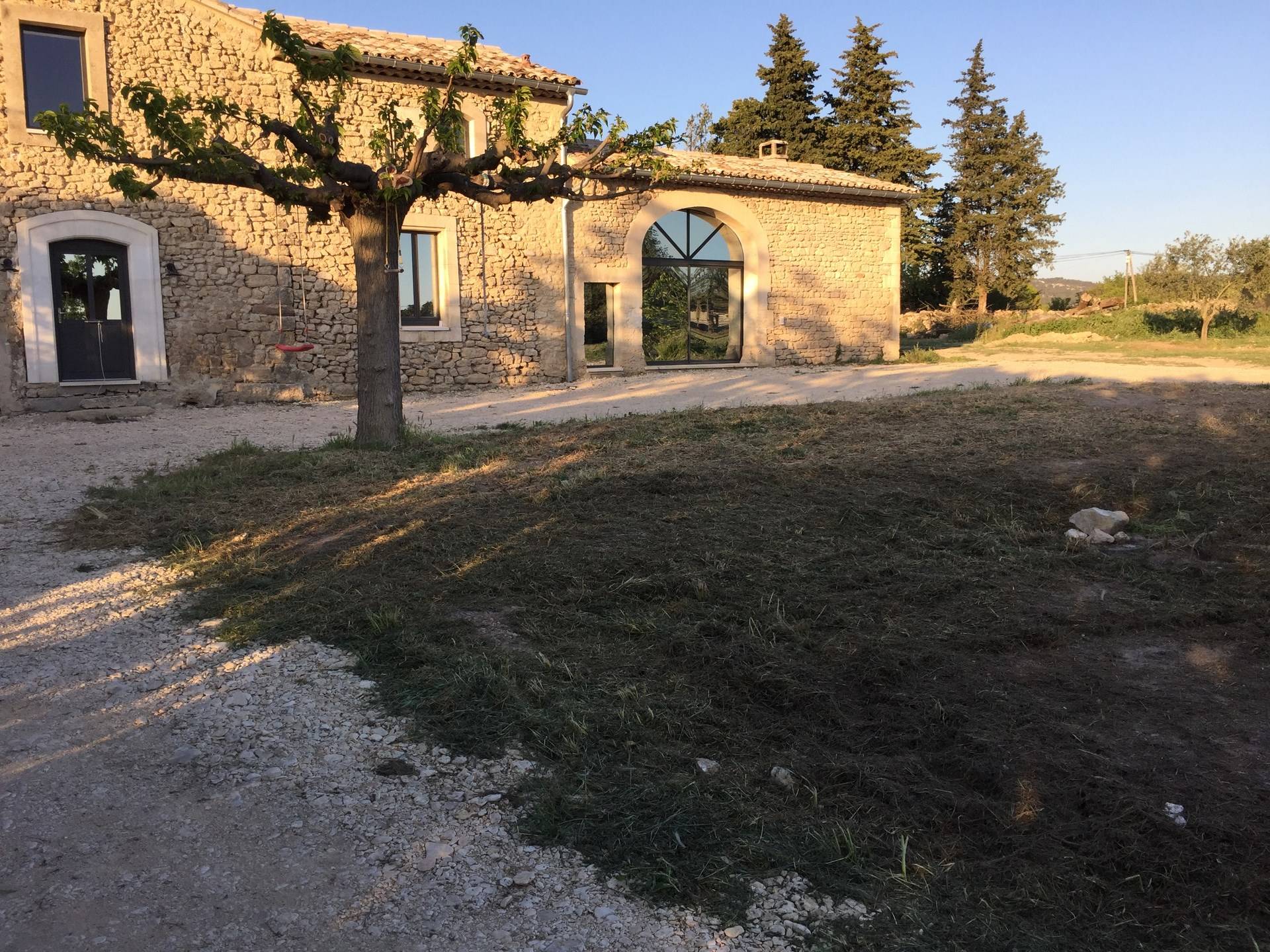 Mas entièrement restauré à la vente proche de l'Isle sur la Sorgue avec jardin et piscine