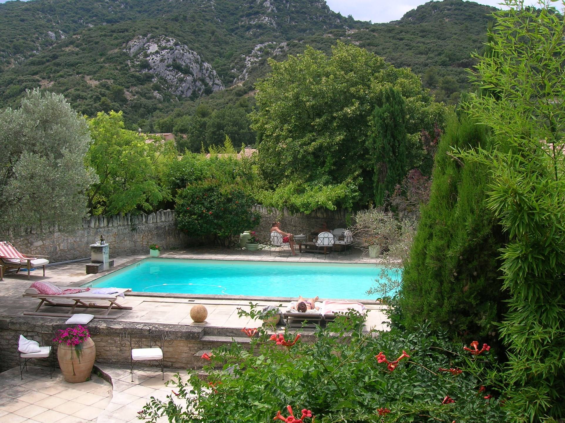 Mas ancien à vendre à Maubec avec jardin et piscine