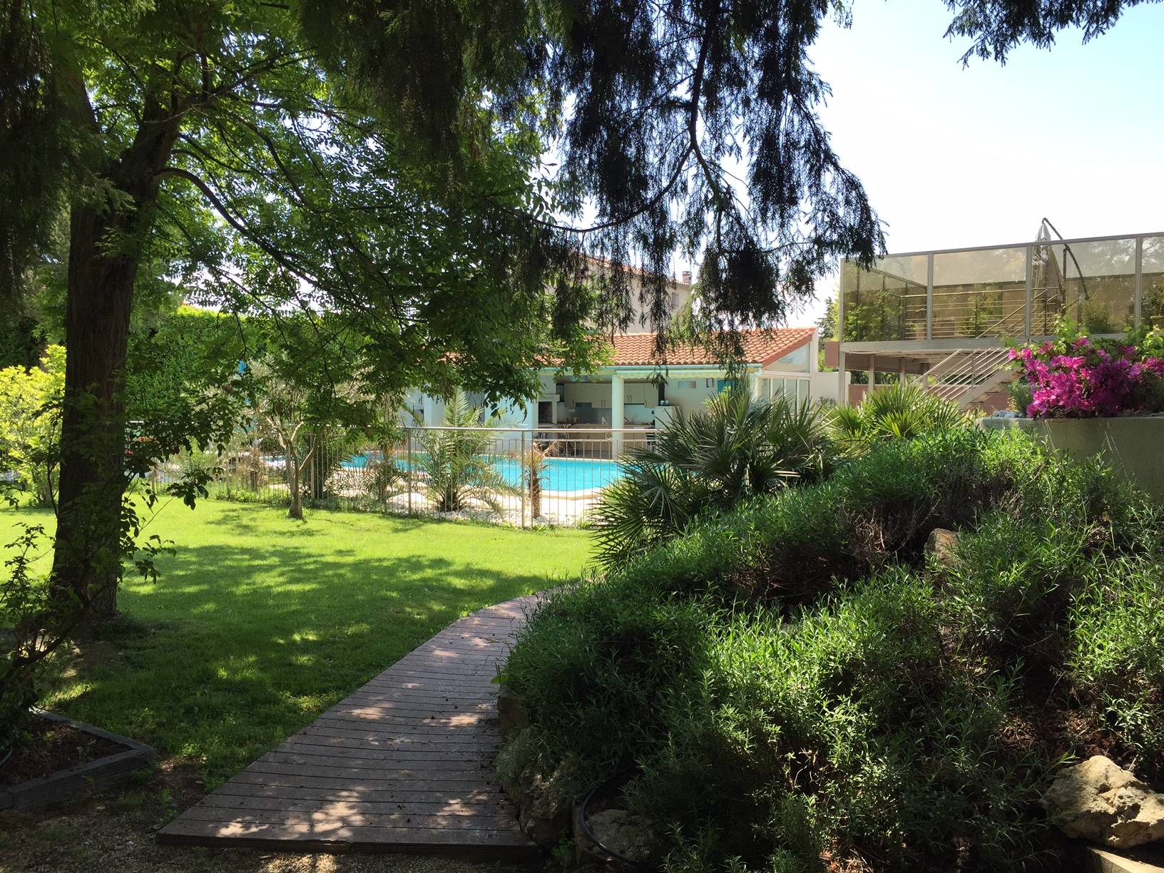 Maison contemporaine à vendre près d'Avignon avec jardin et piscine