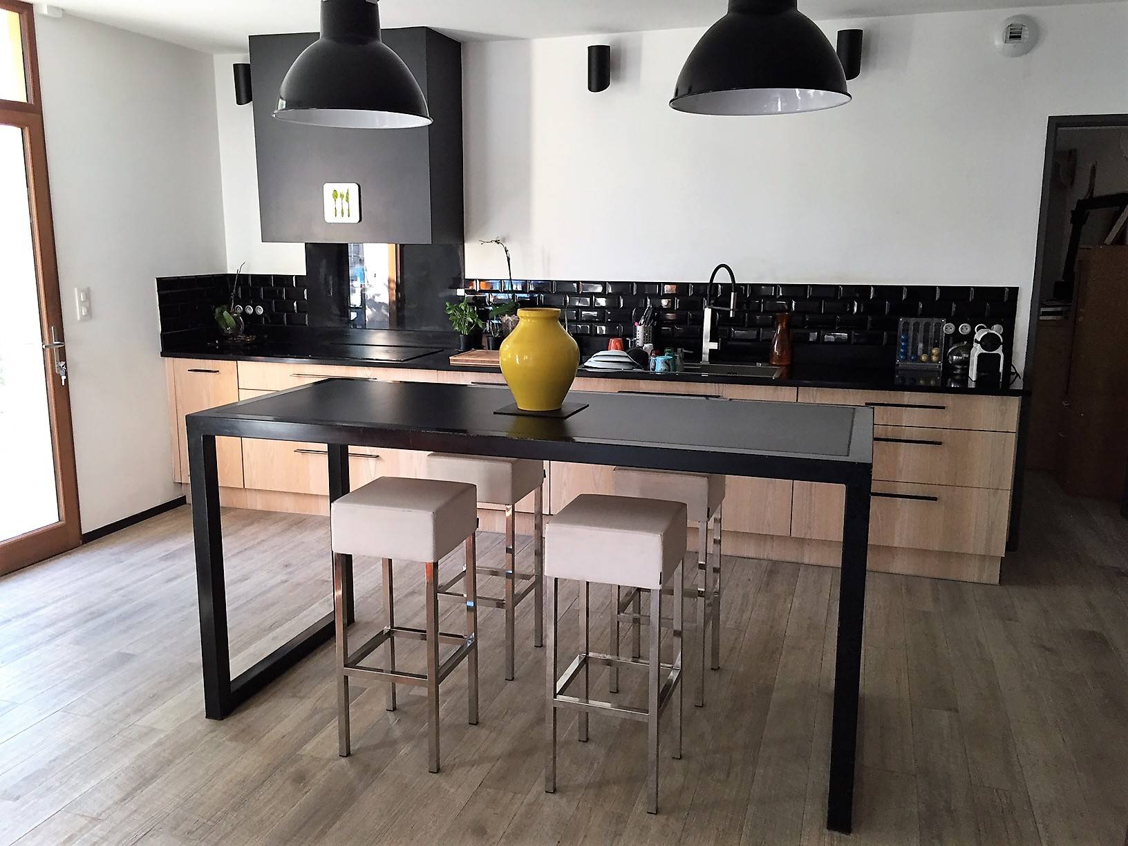 Maison contemporaine à vendre à Menerbes avec grande pièce de réception, jardin et belle vue