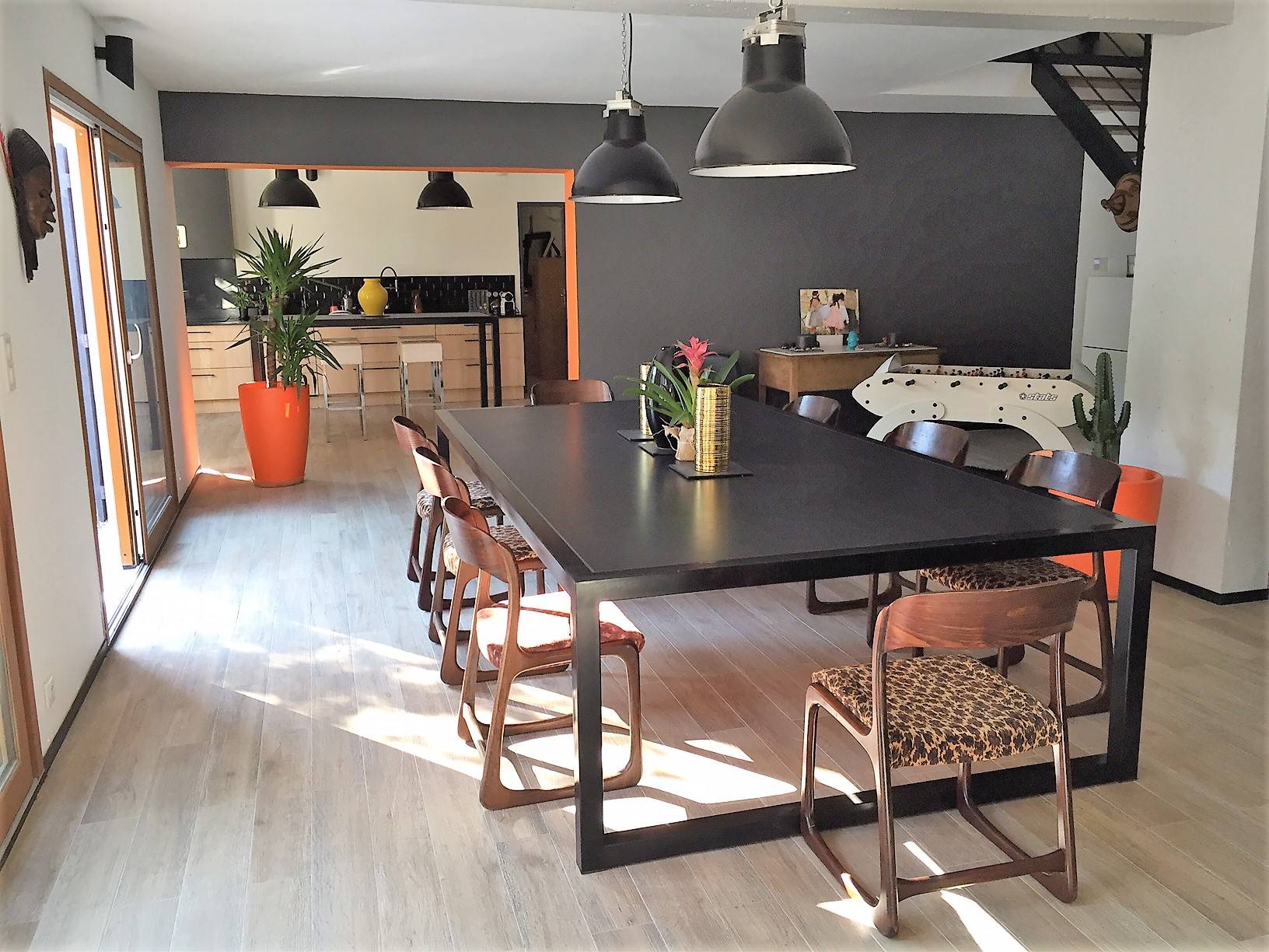 Maison contemporaine à vendre à Menerbes avec grande pièce de réception, jardin et belle vue