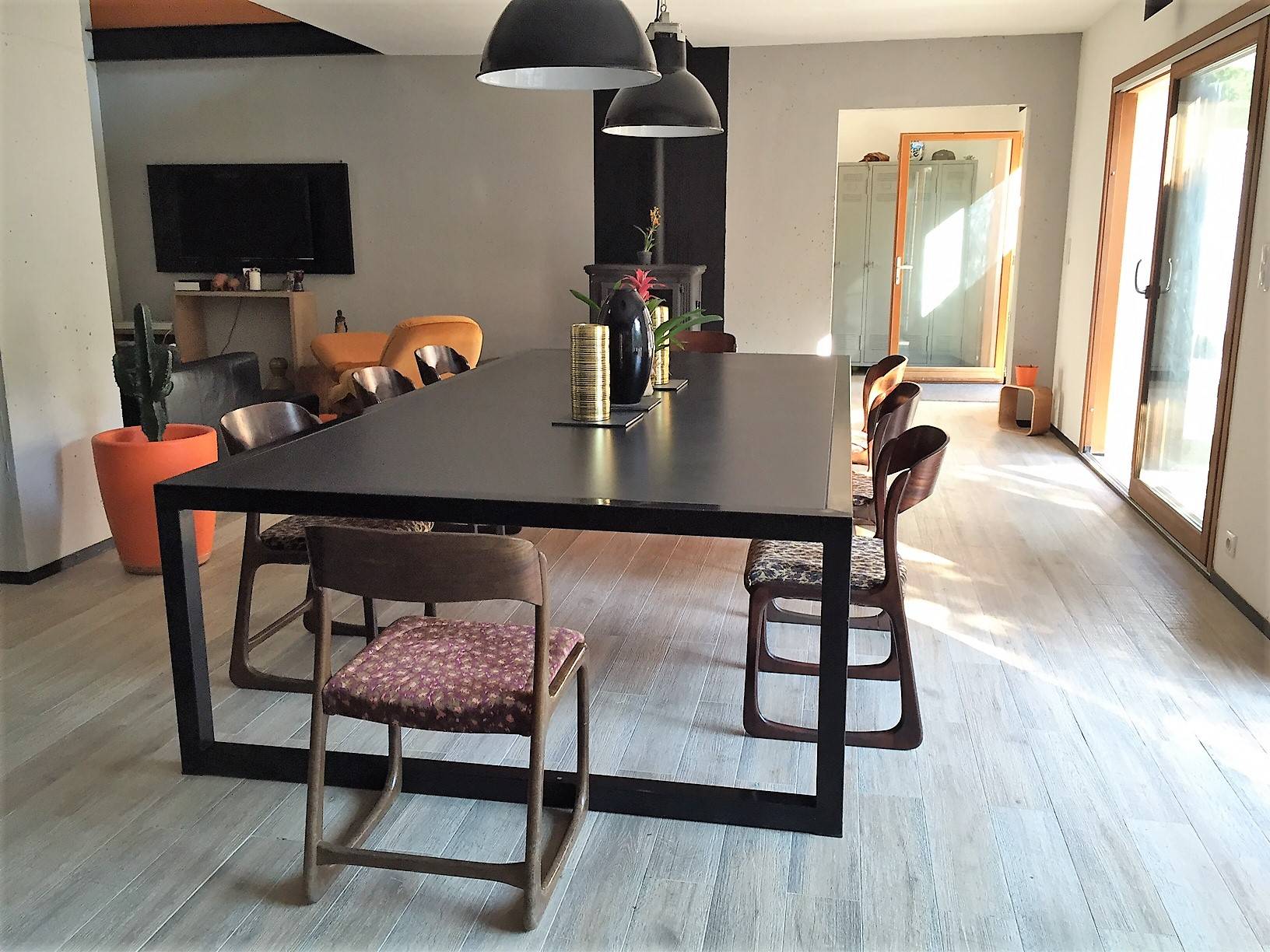Maison contemporaine à vendre à Menerbes avec grande pièce de réception, jardin et belle vue