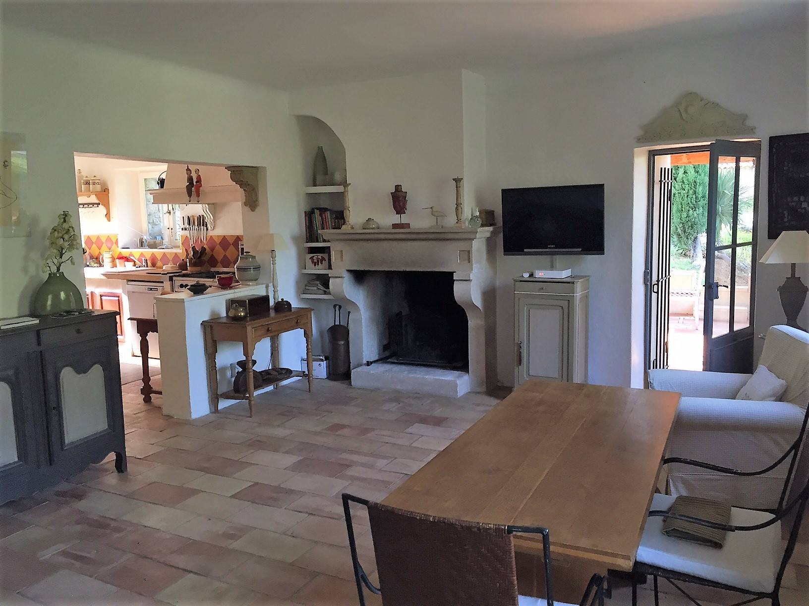 Salon avec cheminée en pierre