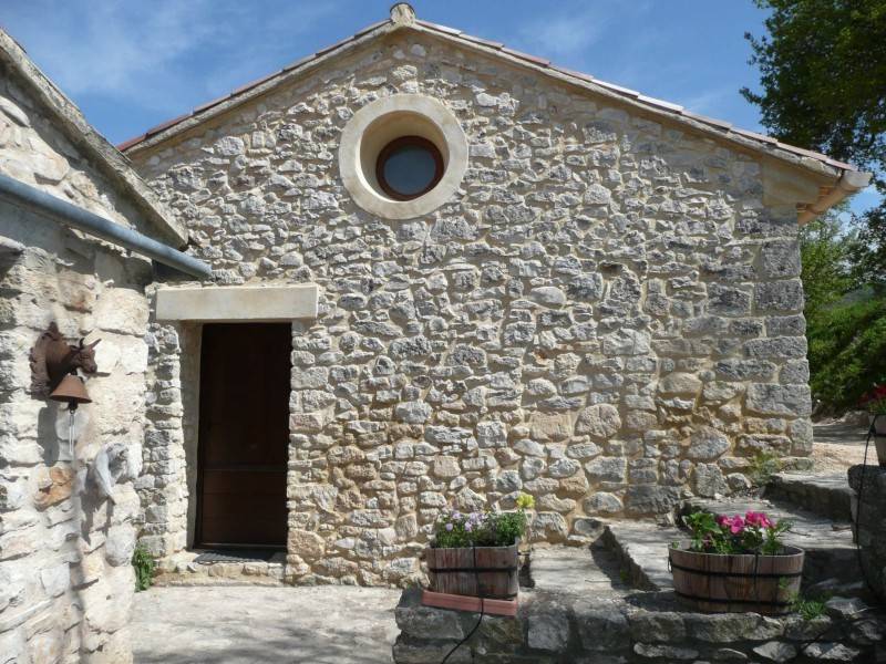 Hameau à vendre à Saignon avec 3.6 hectares de terres