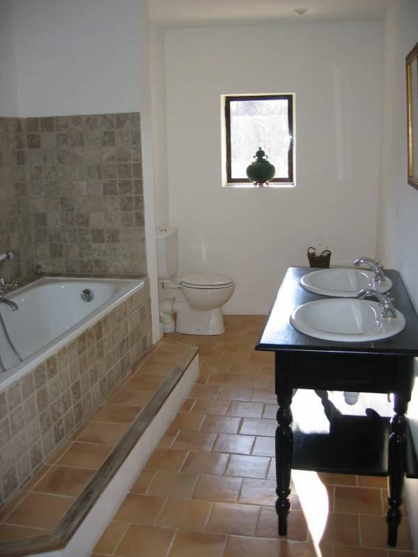 Bastide de Village 17ème  BONNIEUX à 15 minutes  BASTIDE 17ème Divisée en Appartements