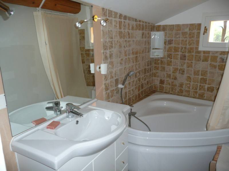 Ancienne bergerie restaurée à vendre à Venasque avec jardin et piscine