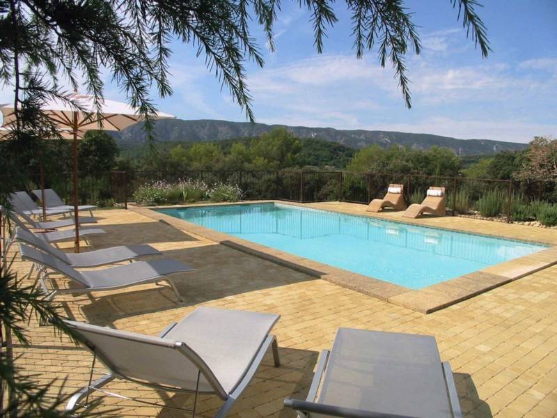 Bastide en pierre  à vendre à Menerbes avec une superbe vue sur le village