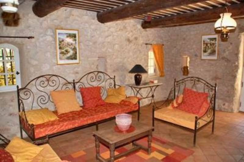 Bergerie restaurée à vendre à  Bonnieux avec une piscine intérieure