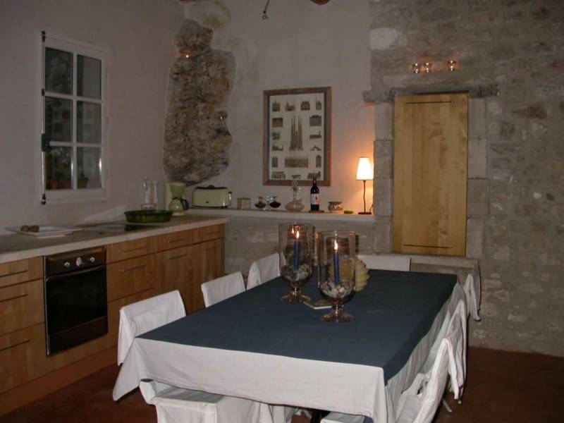 Maison de village à vendre à Menerbes au coeur du Village et au calme avec une terrasse jardin sur le toit et une vue d'exception