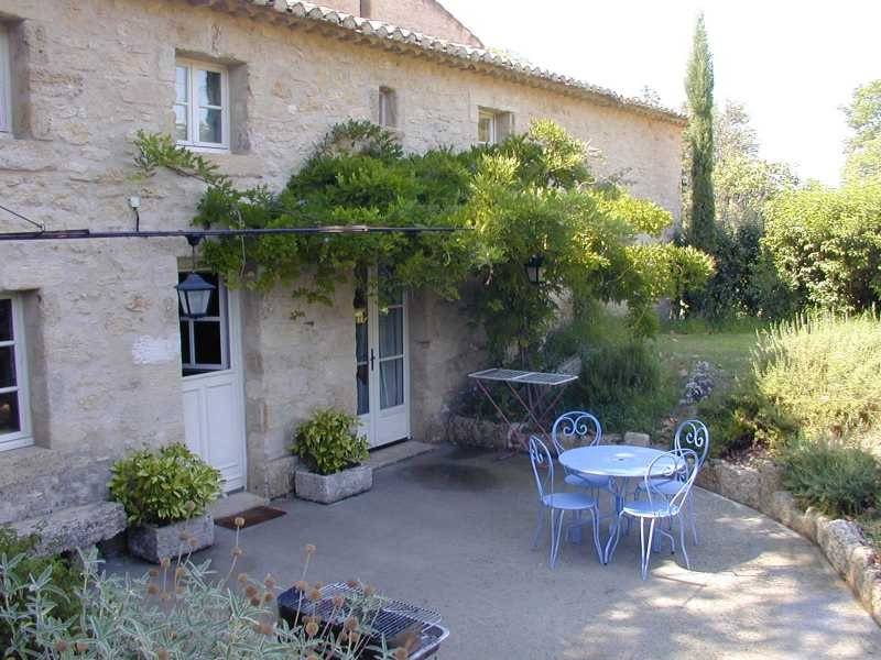 Mas en Pierre restauré à vendre à Taillades dans le Luberon avec 2 gîtes