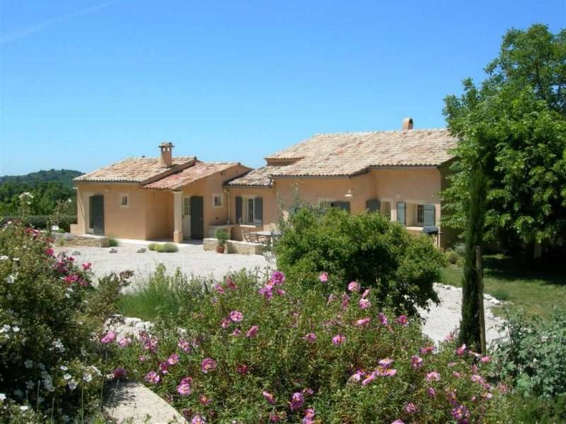 Ancienne bergerie restaurée à vendre à Venasque avec jardin et piscine