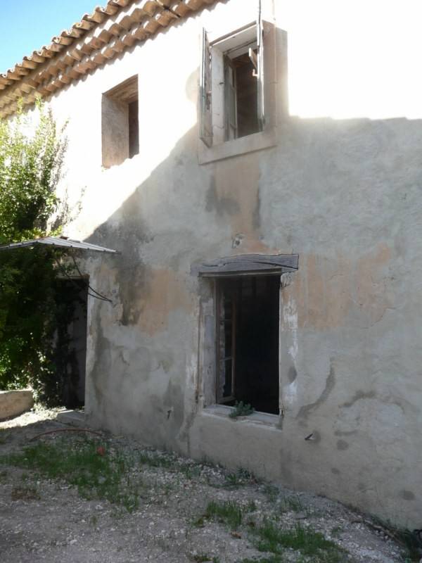 Maison de Hameau 18ème à restaurer à vendre à Oppede au coeur du Luberon