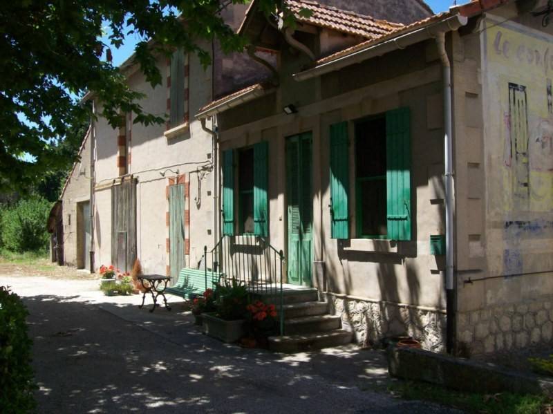 Mas  à restaurer à vendre dans les Alpilles avec un verger planté de pommiers