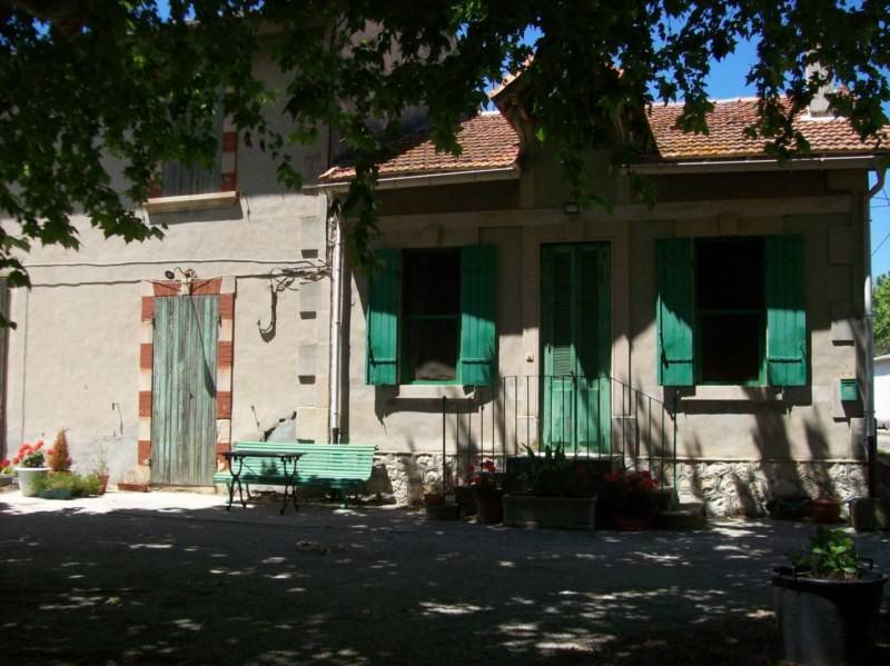 Mas  à restaurer à vendre dans les Alpilles avec un verger planté de pommiers