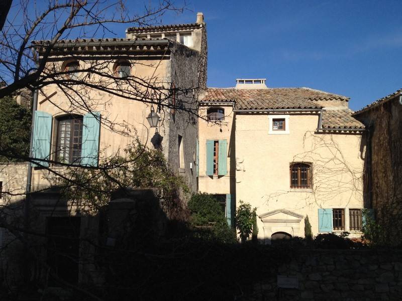 Demeure de Village à vendre à Oppède le Vieux restaurée avec cour intérieure jardin