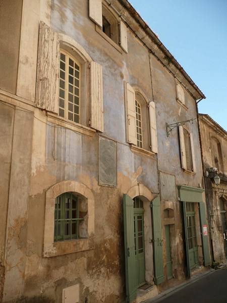 Maison de Village à vendre à Menerbes, demeure de village de caractère à restaurer, jardin et vue sur le Luberon