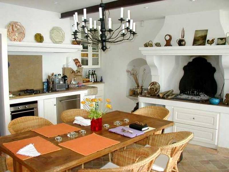 Maison de Village à vendre à Menerbes, restaurée avec terrasse, jardin et belle vue sur le Mont Ventoux