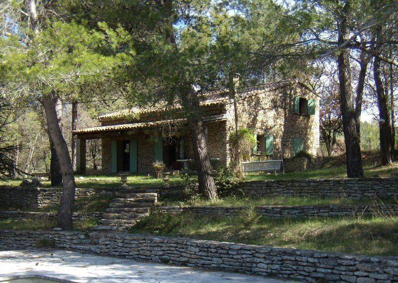 Maison en Pierre à vendre à Menerbes Luberon avec une pinède et une piscine