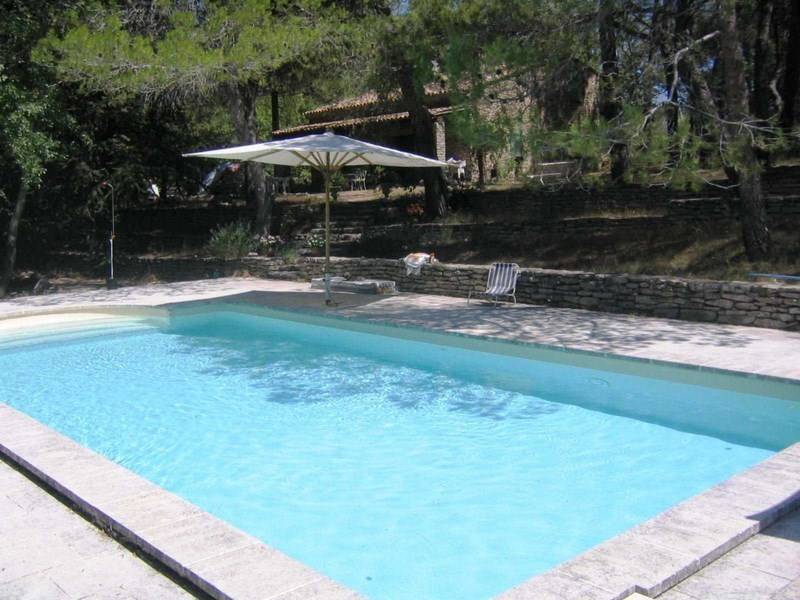 Maison en Pierre à vendre à Menerbes Luberon avec une pinède et une piscine