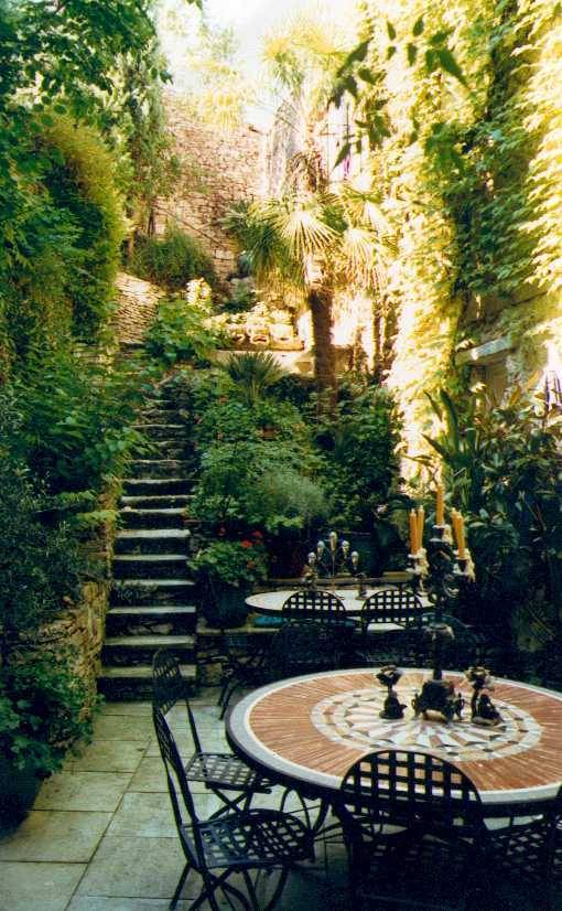 Maison de Village  à vendre à Menerbes avec jardin et piscine en terrasse.