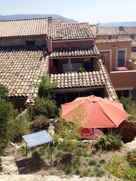 Maison de Village à vendre à Saint Saturnin Les Apt dans le Luberon avec cour intérieure et terrasse tropezienne en position dominante