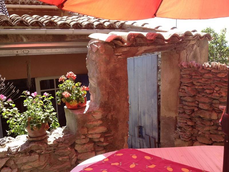 Maison de Village à vendre à Saint Saturnin Les Apt dans le Luberon avec cour intérieure et terrasse tropezienne en position dominante