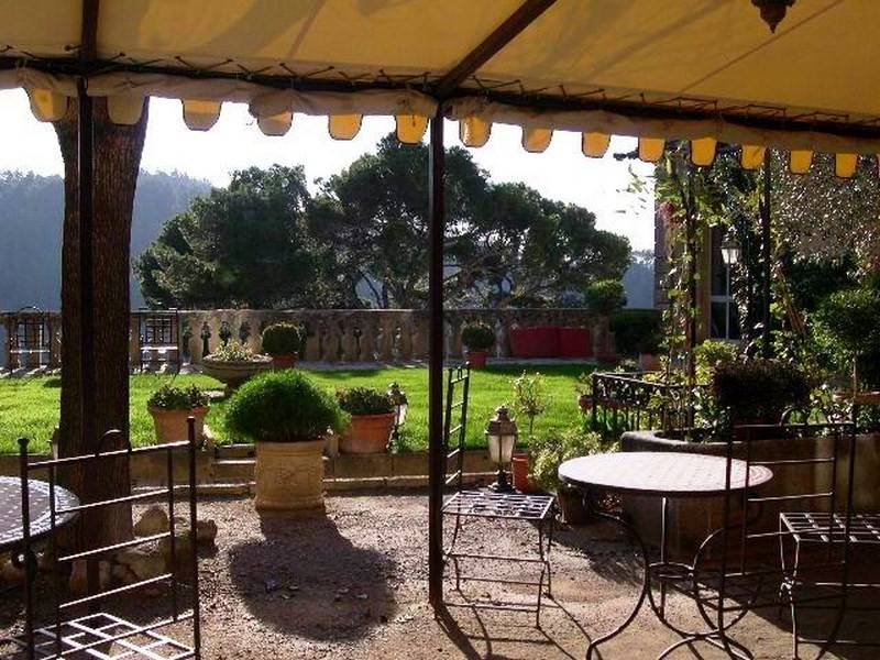 Terrasse avec vue sur la montagne Sainte Victoire