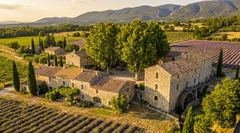 Vue aérienne d'un hameau provençal authentique dans le Luberon