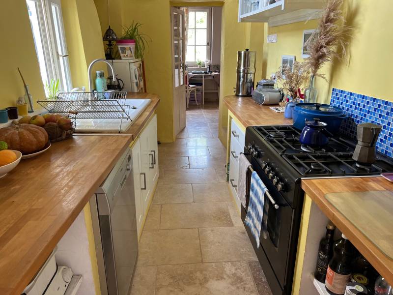 Maison de charme à vendre à Apt avec une vue panoramique et un jardin arboré