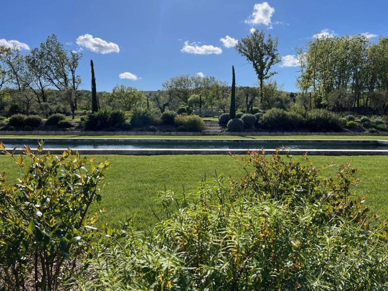 Acheter une belle maison avec piscine dans le Luberon avec notre agence immobilière haut de gamme