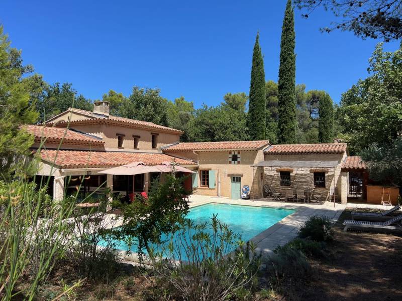 Maison contemporaine de plain-pied à vendre à Ménerbes avec piscine