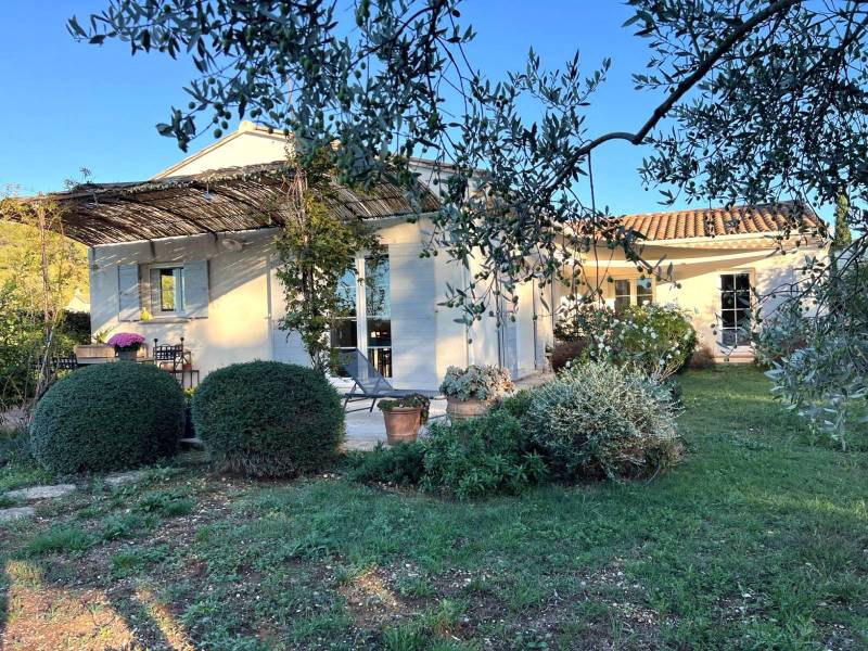 Single-storey house for sale in Oppède with south-west facing terrace, Mediterranean garden with olive trees and panoramic views towards Mont Ventoux in the Luberon Regional Natural Park
