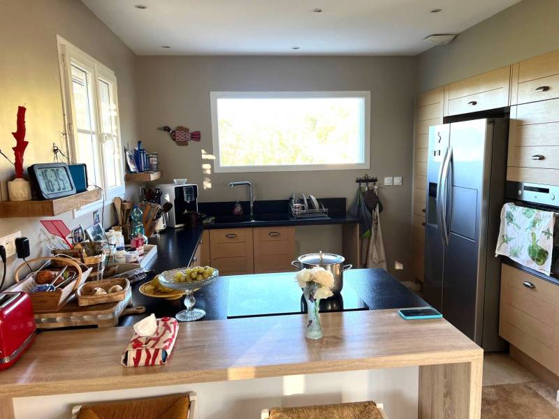 Beautiful Single-Storey House for Sale in Oppède, 166m² with living Space, 4 Bedrooms, Wooded Garden with Olive Trees and Ventoux Views