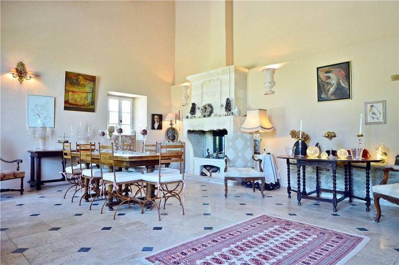Ancienne bastide datant du XVIIIème siècle entièrement restaurée à vendre près du Golf de Saumane de Vaucluse en Luberon